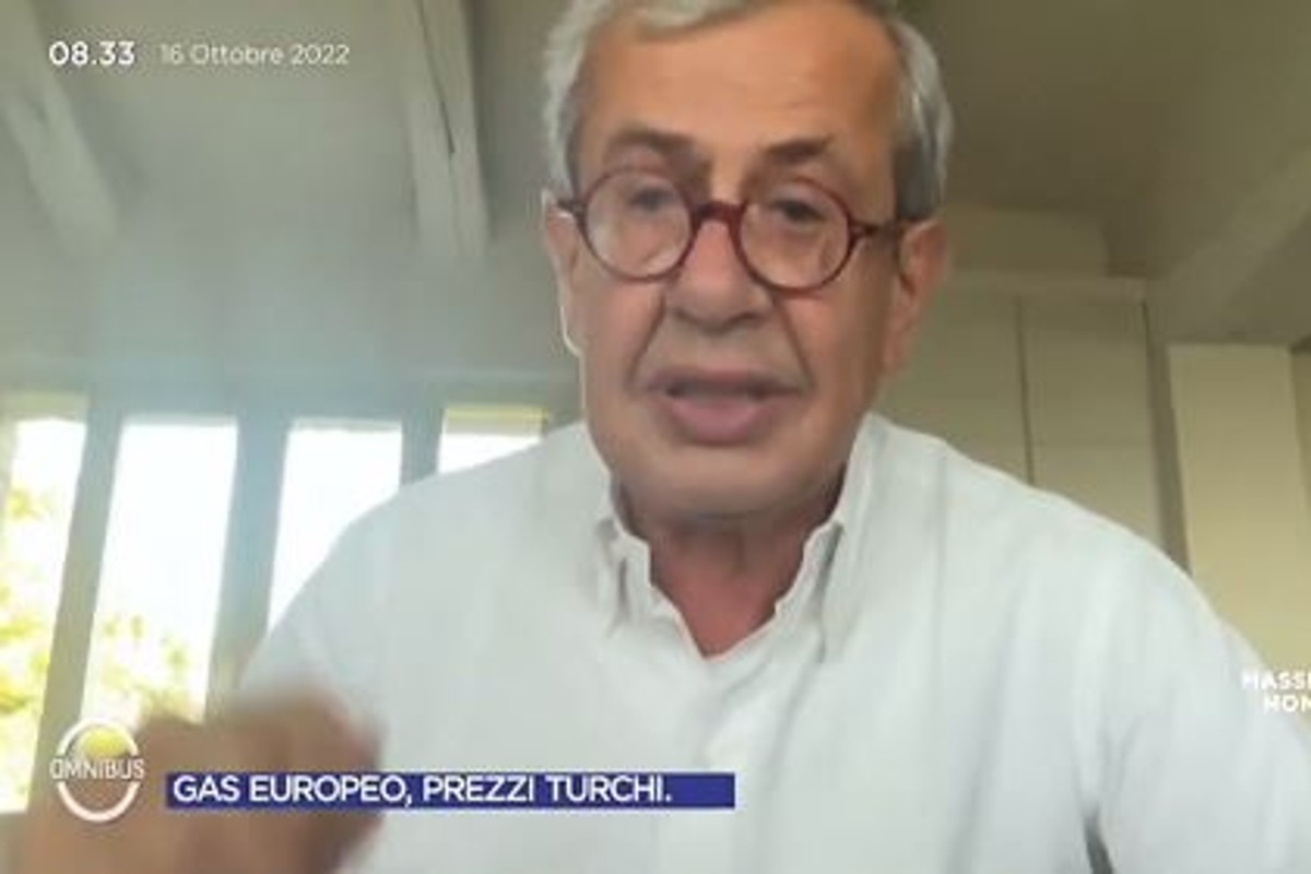 Chicco Testa in mutande, l’incredibile gaffe in diretta su La7: si vede tutto Chicco Testa in mutande, l’incredibile gaffe in diretta su La7: si vede tutto
