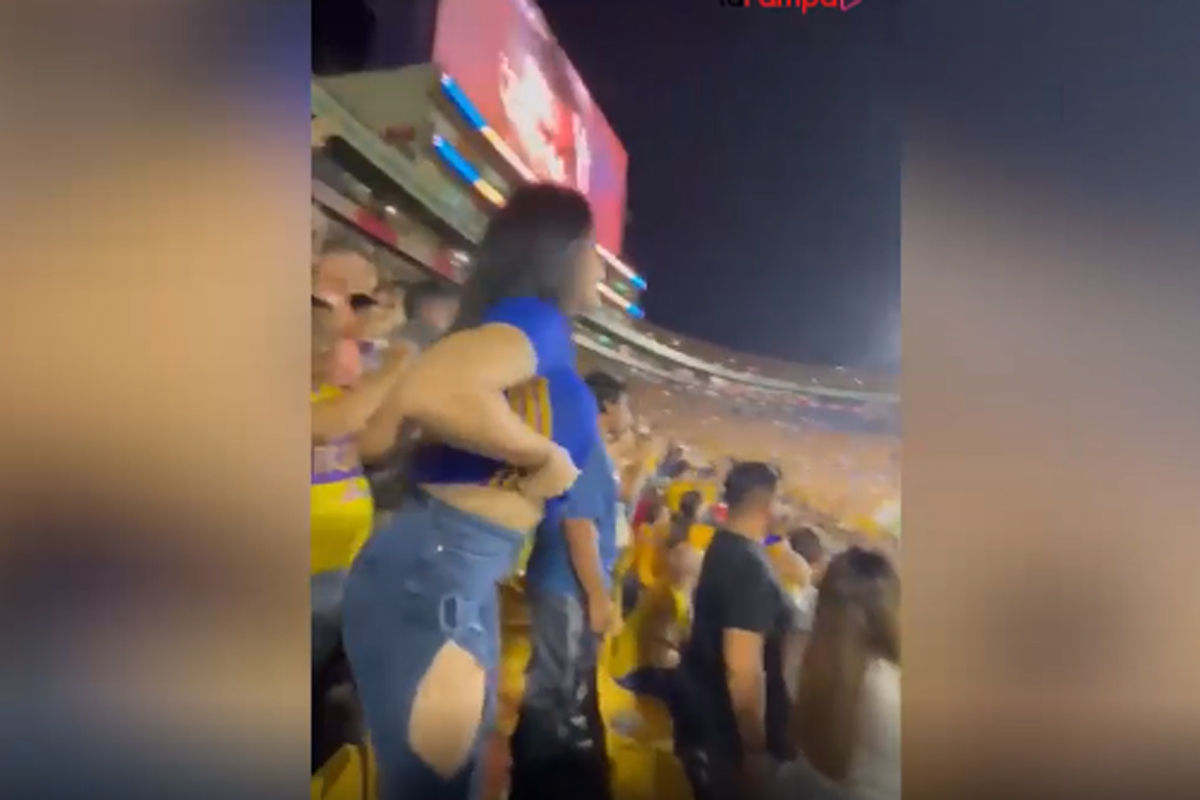 Tifosa senza reggiseno: si alza la maglietta al gol. Esultanza bollente. FOTO