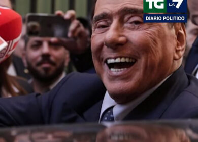 Berlusconi: “Ho riallacciato i rapporti con Putin, mi ha regalato…”. VIDEO