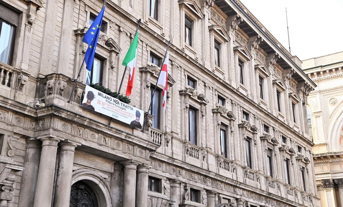 Giornata contro la tratta, striscione a Palazzo Marino Giornata contro la tratta, striscione a Palazzo Marino