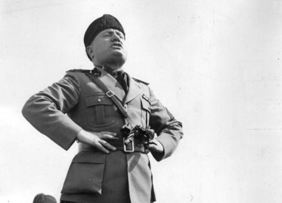 Al Mise spunta la foto di Mussolini. La Russa: no alla cancel culture. Bufera Al Mise spunta la foto di Mussolini. La Russa: no alla cancel culture. Bufera