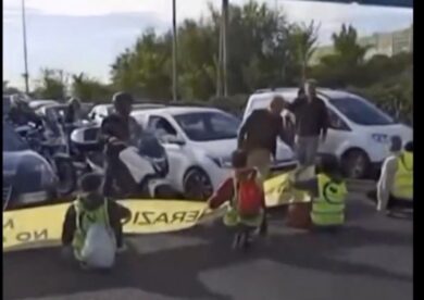 Ambientalisti bloccano il Grande Raccordo Anulare: le immagini