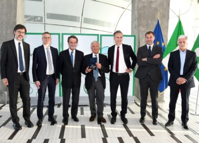 Lombardia, il campione di motociclismo Agostini premiato con la Rosa Camuna