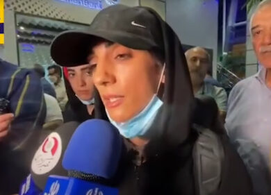 Elnaz Rekabi atterra in Iran: festeggiata dalla folla come un’eroina
