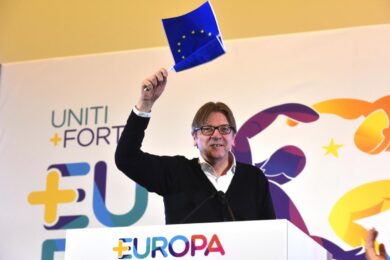Verhofstadt (Renew Europe): “Berlusconi non mini l’unità dell’Ue contro Putin”