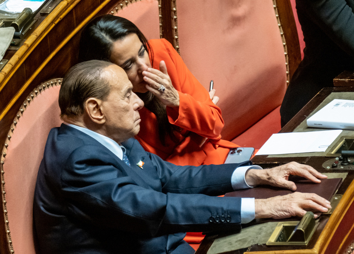 Berlusconi, l’imbarazzo del Ppe: “Silvio restituisca subito la vodka a Putin” Berlusconi, l’imbarazzo del Ppe: “Silvio restituisca subito la vodka a Putin”