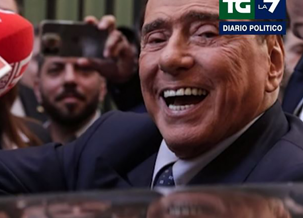 Berlusconi, l’imbarazzo del Ppe: “Silvio restituisca subito la vodka a Putin” Berlusconi, l’imbarazzo del Ppe: “Silvio restituisca subito la vodka a Putin”