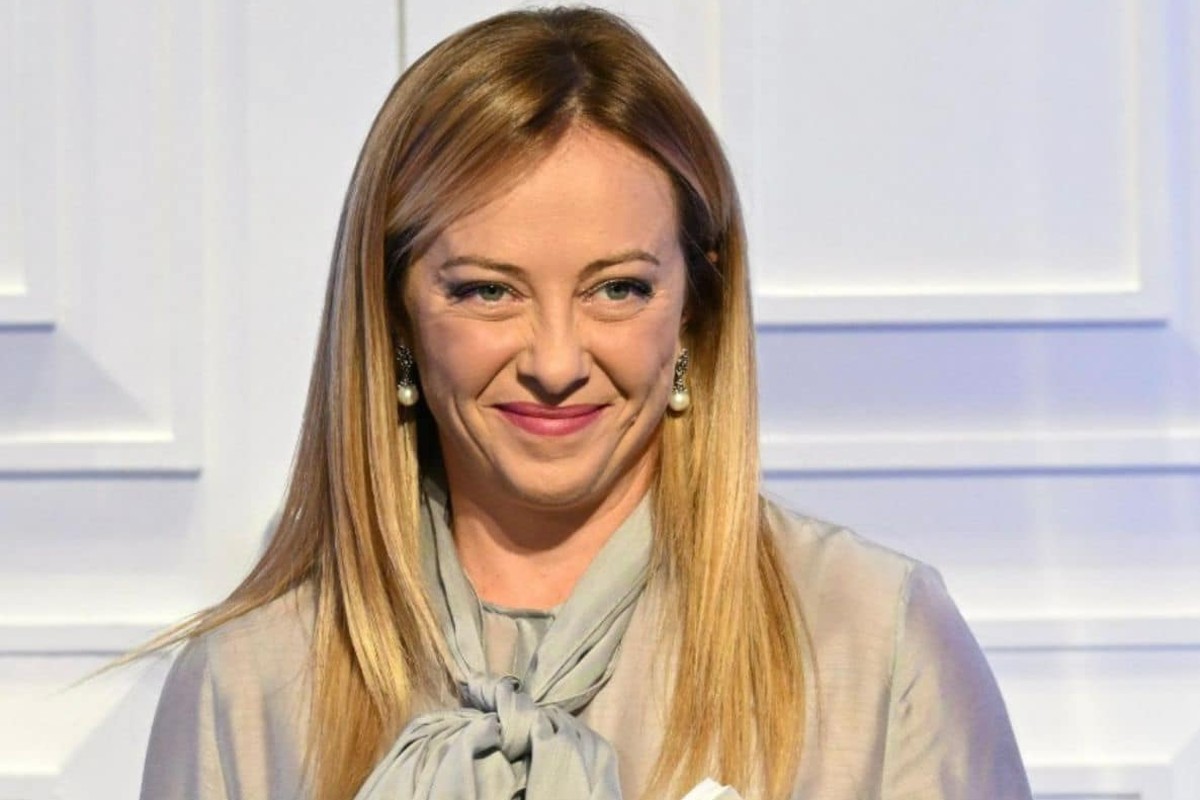 Giambruno (compagno della Meloni) non condurrà più i tg Mediaset di Berlusconi Giambruno (compagno della Meloni) non condurrà più i tg Mediaset di Berlusconi