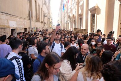 Cagliari, gli studenti occupano l’Università dopo il crollo: “Abbiamo paura”