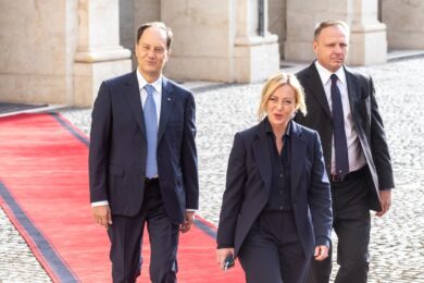 Consultazioni, Giorgia Meloni cambia look: da Mattarella in abito “maschile”