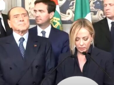 Berlusconi annuisce durante le dichiarazioni di Meloni al Quirinale. VIDEO