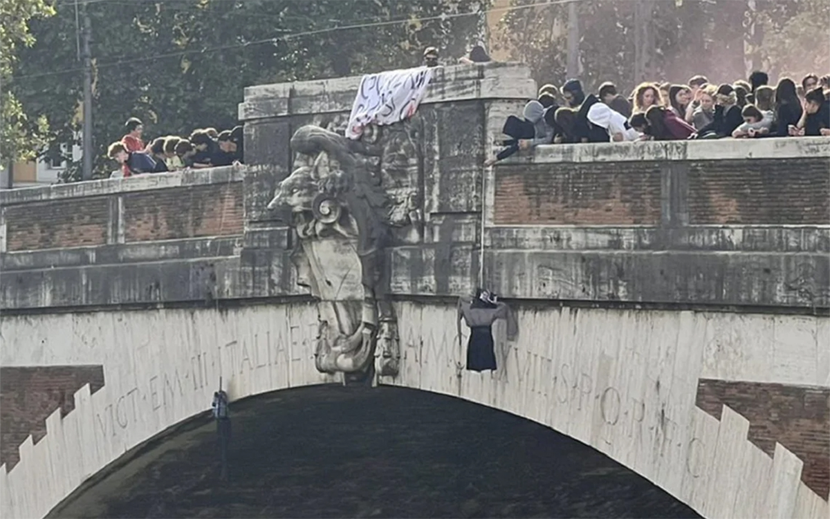 La Russa e Fontana: i manichini impiccati sul Lungotevere dagli studenti La Russa e Fontana: i manichini impiccati sul Lungotevere dagli studenti