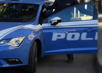 Donna prova a lanciarsi dall’auto in corsa per fuggire al marito violento