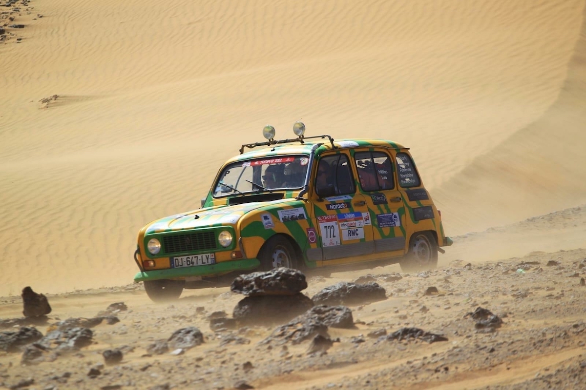 4L Trophy 2022: la R 4 diMélanie e Harmony protagonista del Raid Solidale