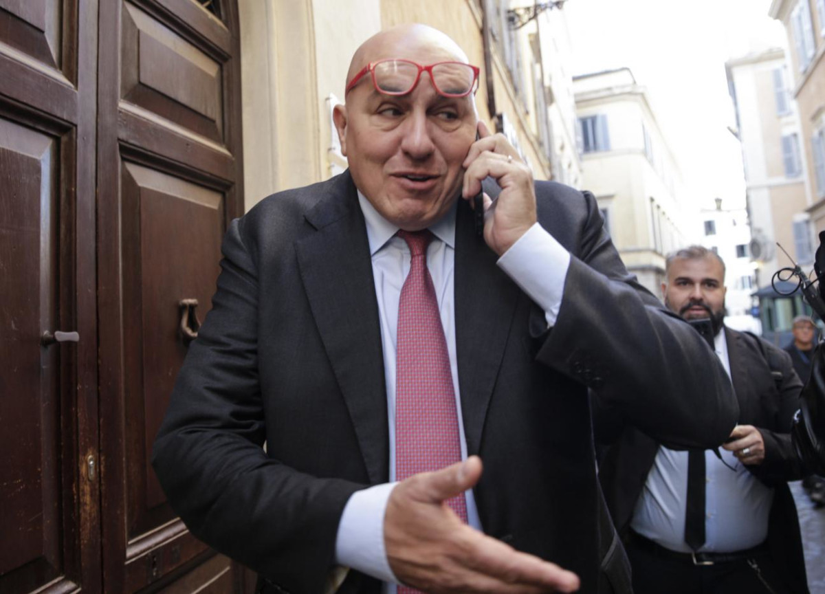 Crosetto, polemica su “conflitti di interessi”. Lui lascia tutti gli incarichi Crosetto, polemica su “conflitti di interessi”. Lui lascia tutti gli incarichi