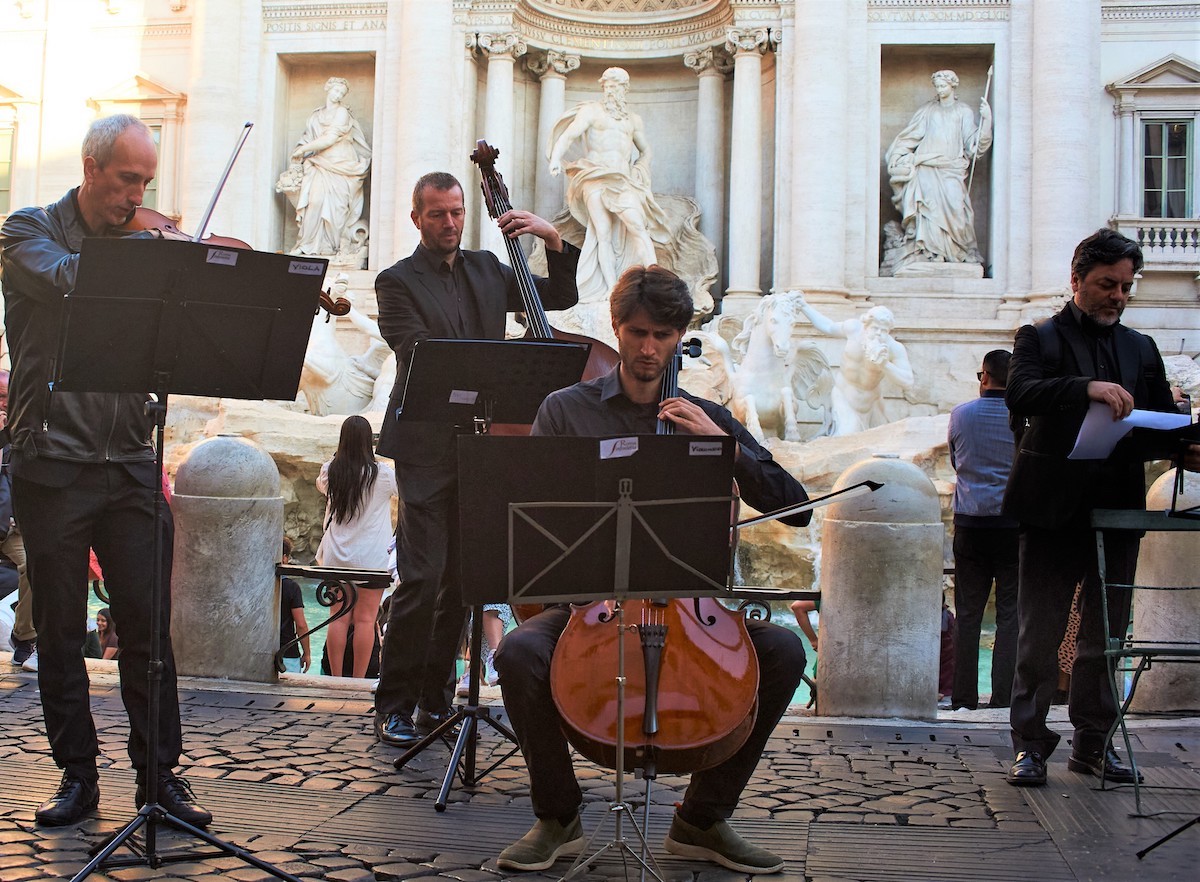 Nuova 500 accende il Flash Mob “Buongiorno, Dolce Vita” Nuova 500 accende il Flash Mob “Buongiorno, Dolce Vita”