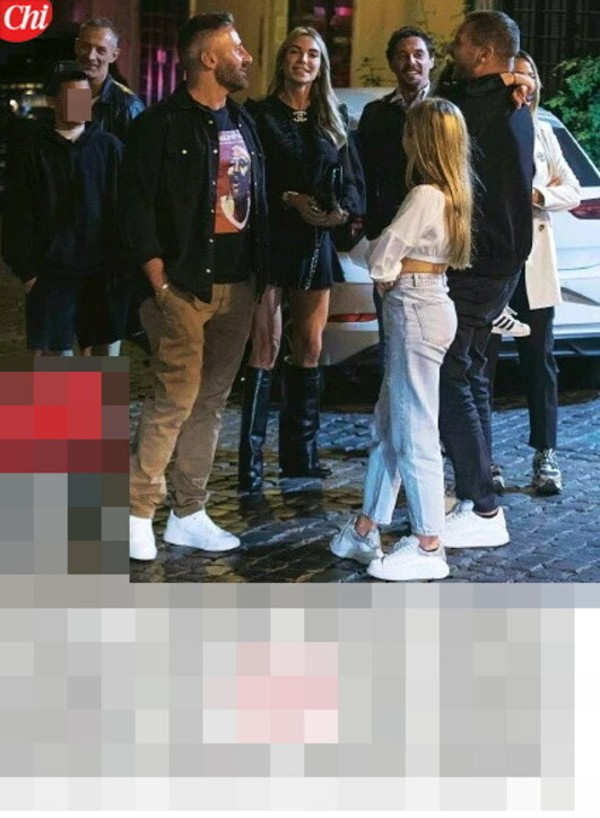 Francesco Totti e Noemi Bocchi: il primo bacio alla luce del sole. FOTO Francesco Totti e Noemi Bocchi: il primo bacio alla luce del sole. FOTO
