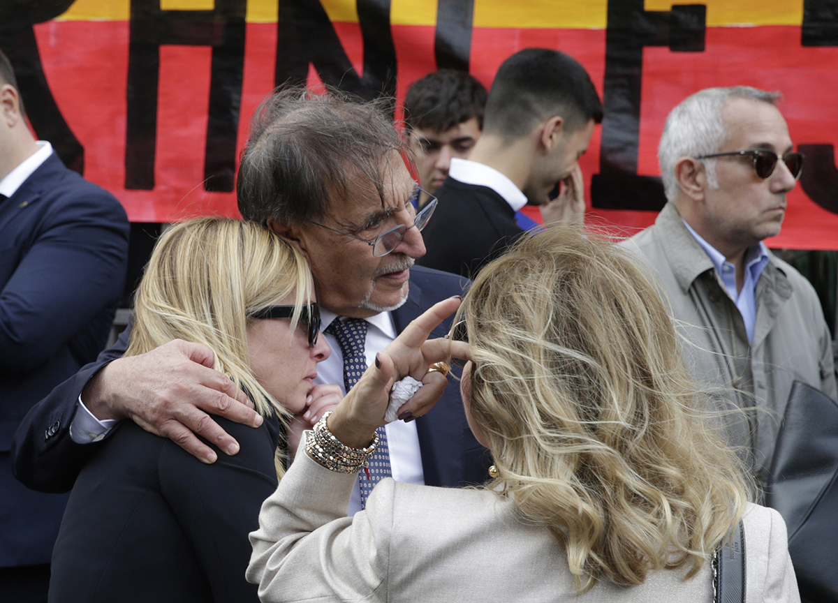 Meloni ai funerali del 18enne investito, figlio della giornalista del Corriere Meloni ai funerali del 18enne investito, figlio della giornalista del Corriere