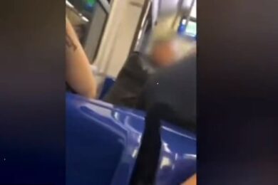 Napoli, in metro due ragazze si baciano: “Me facite avutà ‘o stommaco”