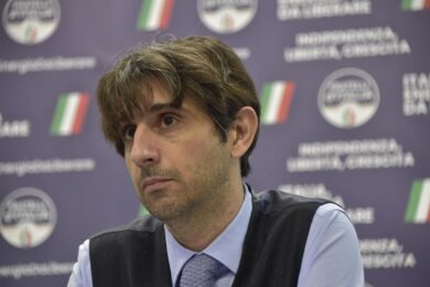 Governo Meloni, Giovanni Donzelli è in pole position per la guida di FdI