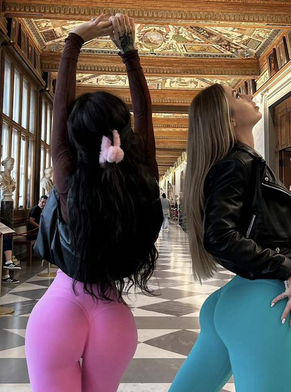 Influencer si spogliano davanti agli Uffizi di Firenze, lato A in mostra. Foto Influencer si spogliano davanti agli Uffizi di Firenze, lato A in mostra. Foto