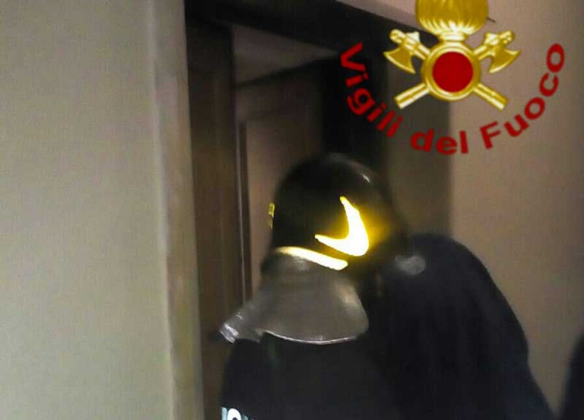 Milano, anziano morto carbonizzato in un appartamento in Lorenteggio Milano, anziano morto carbonizzato in un appartamento in Lorenteggio