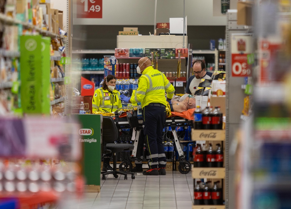 Milano, accoltellamento in un centro commerciale: un morto e 4 feriti. FOTO Milano, accoltellamento in un centro commerciale: un morto e 4 feriti. FOTO