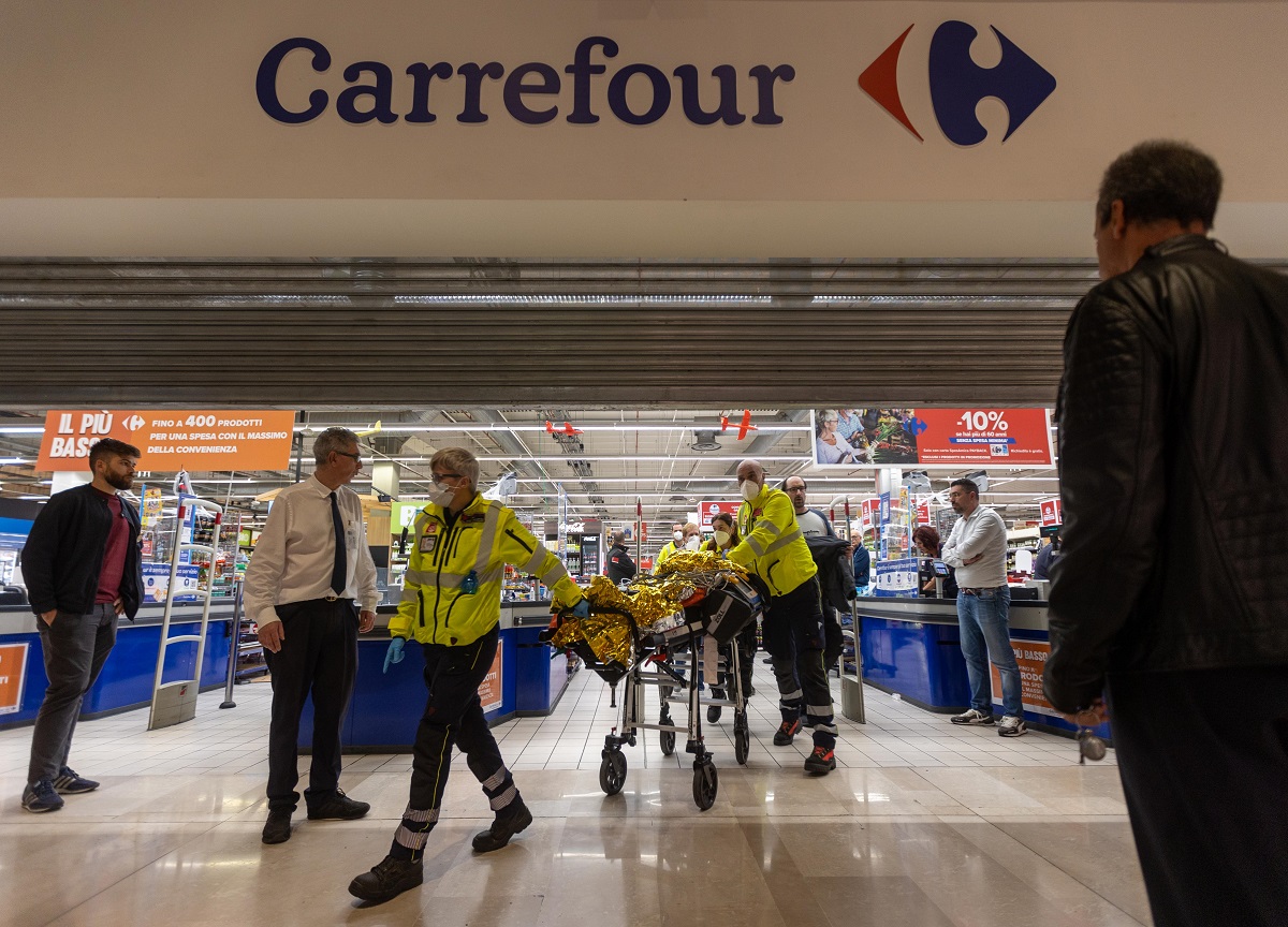 Milano, accoltellamento in un centro commerciale: un morto e 4 feriti. FOTO Milano, accoltellamento in un centro commerciale: un morto e 4 feriti. FOTO