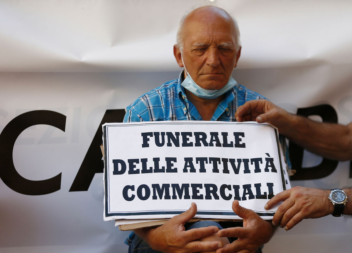 Roma, lavora per 50 euro, multato per 5 mila. Ambulanti nel mirino del Comune Roma, lavora per 50 euro, multato per 5 mila. Ambulanti nel mirino del Comune