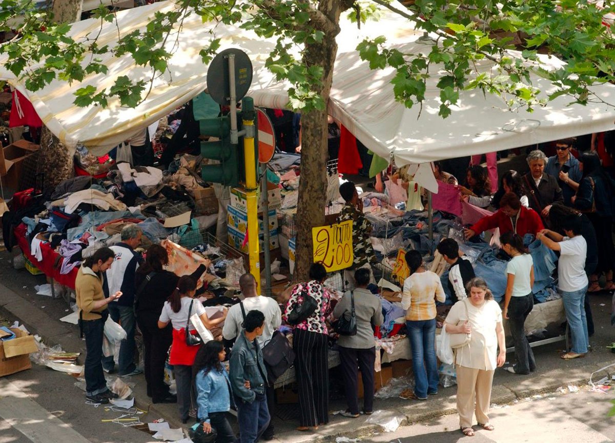 Roma, lavora per 50 euro, multato per 5 mila. Ambulanti nel mirino del Comune Roma, lavora per 50 euro, multato per 5 mila. Ambulanti nel mirino del Comune