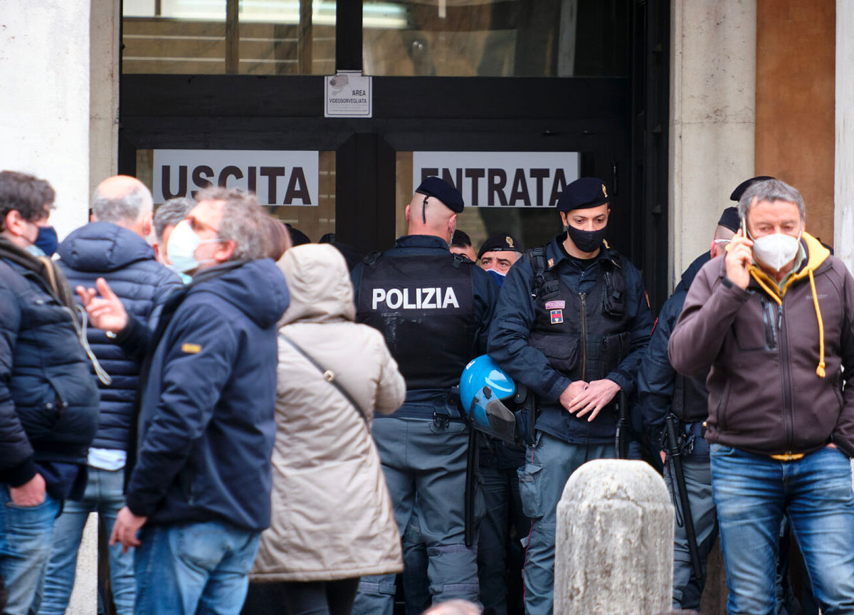 Roma, lavora per 50 euro, multato per 5 mila. Ambulanti nel mirino del Comune Roma, lavora per 50 euro, multato per 5 mila. Ambulanti nel mirino del Comune