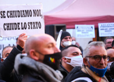 Roma, lavora per 50 euro, multato per 5 mila. Ambulanti nel mirino del Comune