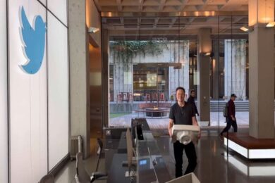Twitter, Musk entra nella sede con un lavandino: pronto a chiudere l’affare