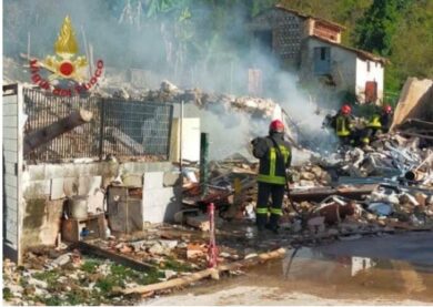 Fuga di gas a Lucca provoca l’esplosione di una palazzina: due morti