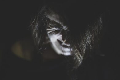 Violenza sulle donne: picchia la moglie sulla testa con un batticarne