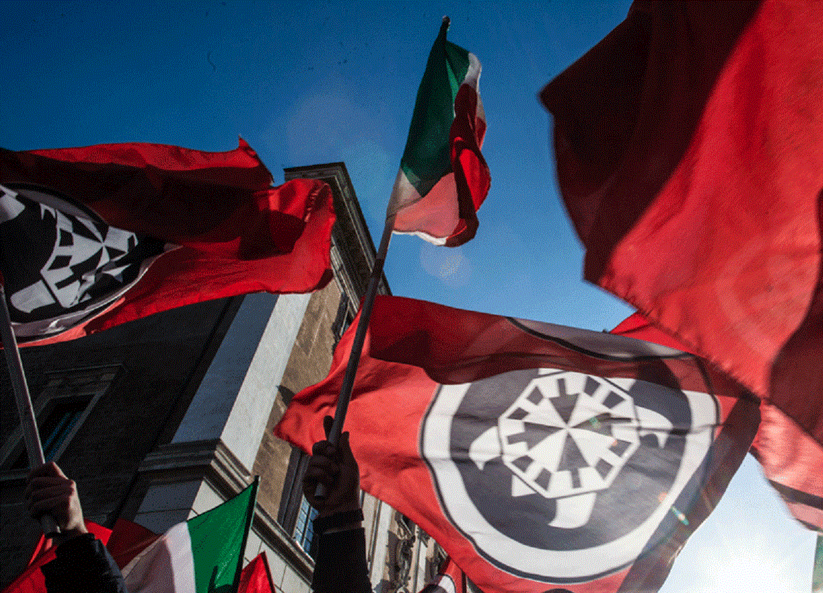 Marcia su Roma, la paura: chiuso il cimitero del Verano, Casapound protesta Marcia su Roma, la paura: chiuso il cimitero del Verano, Casapound protesta