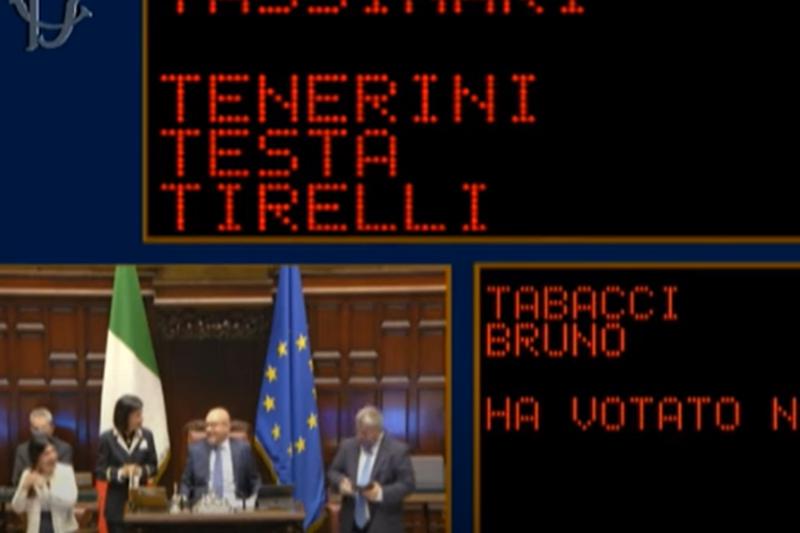Deputata sbaglia la pronuncia, Fontana: “Con una voce così deliziosa qualsiasi pronuncia va bene” Deputata sbaglia la pronuncia, Fontana: “Con una voce così deliziosa qualsiasi pronuncia va bene”