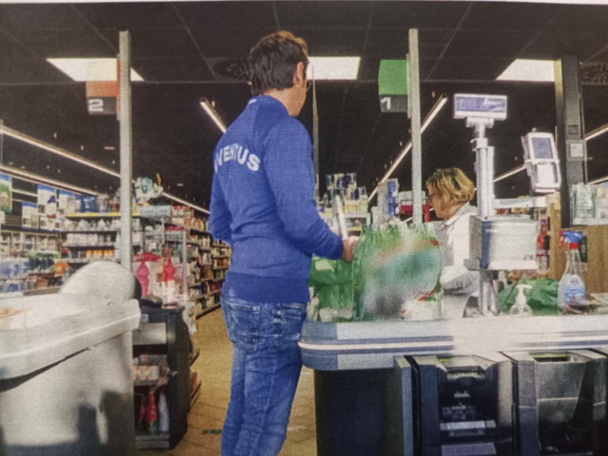 Andrea Giambruno a fare la spesa mentre Meloni guida la “Nazione”. FOTO