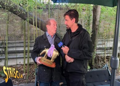 Remigi riceve il Tapiro di Striscia: “Più che altro è un… Tapirlo”