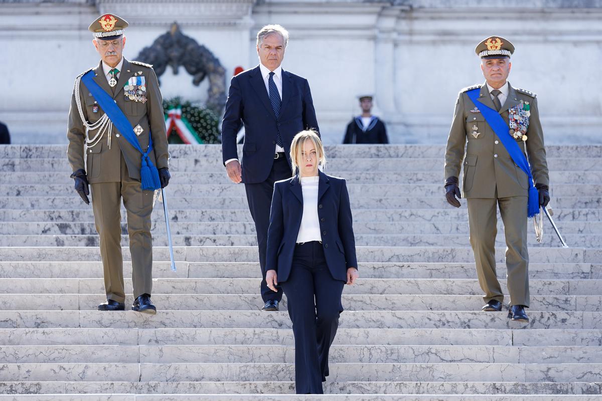 Galleria foto 'Meloni rende omaggio al Milite Ignoto all’Altare della Patria. Coro per lei' - foto 1