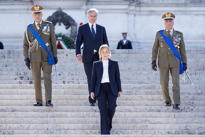 Galleria foto 'Meloni rende omaggio al Milite Ignoto all’Altare della Patria. Coro per lei' - foto 2