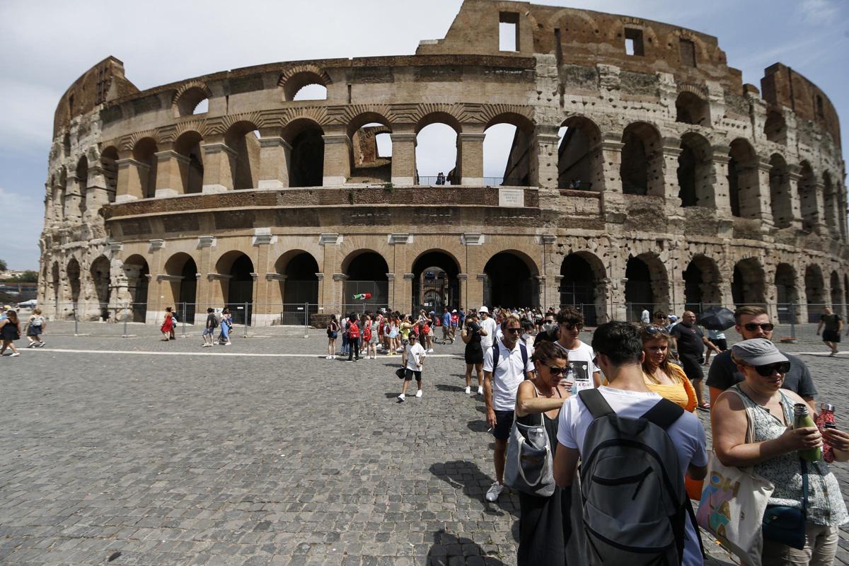 Ponte dei morti e Halloween 2022, boom di partenze. Ecco le mete preferite Ponte dei morti e Halloween 2022, boom di partenze. Ecco le mete preferite