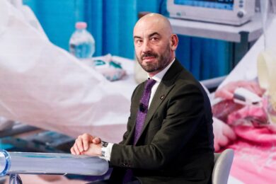 Matteo Bassetti e la tecnica del bastone e della carota sul governo Meloni