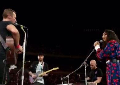 Iran, i Coldplay sostengono le proteste e incantano i fan. VIDEO