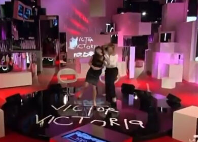 Giorgia Meloni e Victoria Cabello fanno a “spallate” stile rave. VIDEO