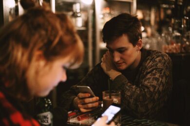 Risponde a un sms e gli svuotano il conto: truffa da 60mila € a un impiegato