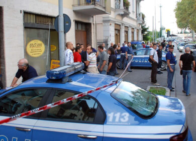 Genova, ucciso da una freccia perché faceva “baccano” sotto casa