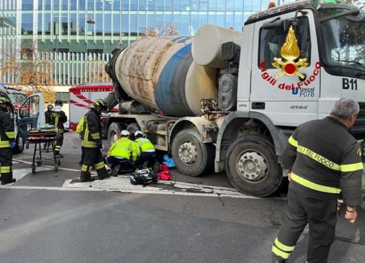 Milano, ciclista 66enne travolta da una betoniera: è grave. FOTO