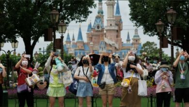 Covid, Disneyland Shanghai in lockdown, visitatori rinchiusi all’interno