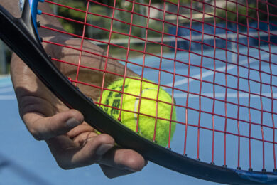 Papà picchia la figlia 14enne sul campo da tennis, il VIDEO